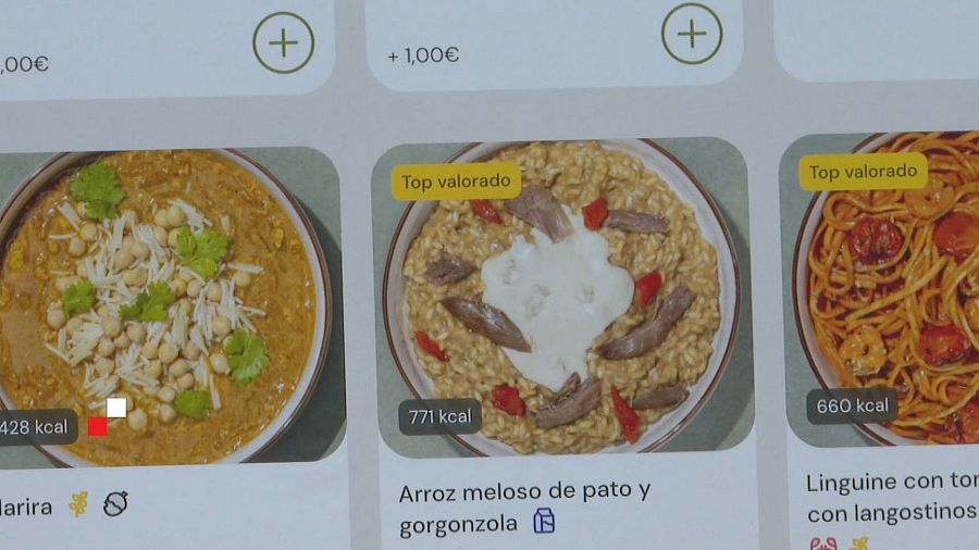 Tres platos de comida a domicilio con sus datos nutricionales, iconos (vegetariano, tiempo de entrega, envase, cubiertos) y precio (parcial o completo).