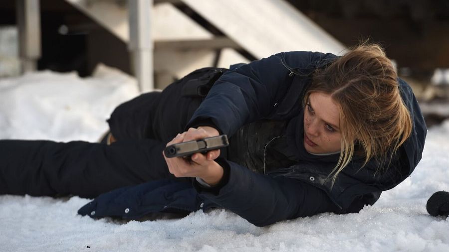 la actriz Elizabeth Olsen empuña un arma en la película Wind River