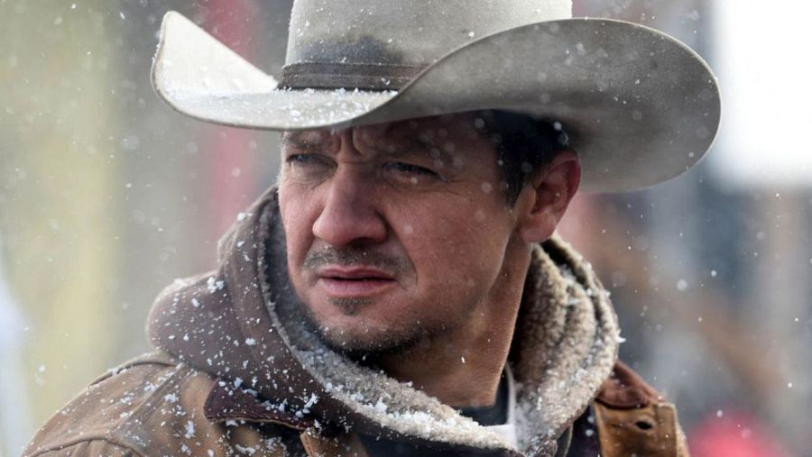 El actorJeremy Renner con sombrero de cowboy en la película Wind River