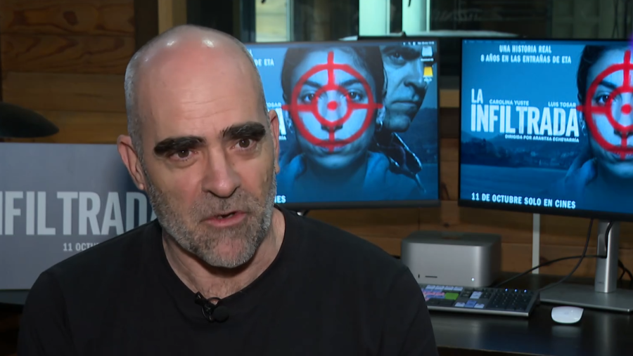 Entrevista a Luis Tosar con imágenes de la película 'La infiltrada' en dos pantallas: un primer plano de una mujer con una diana y el póster con fecha de estreno.