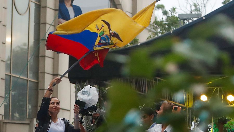 Ecuador vota unas primarias presidenciales centrado en la seguridad y la crisis política