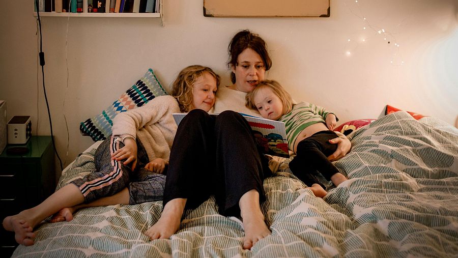 Caen las adopciones en España