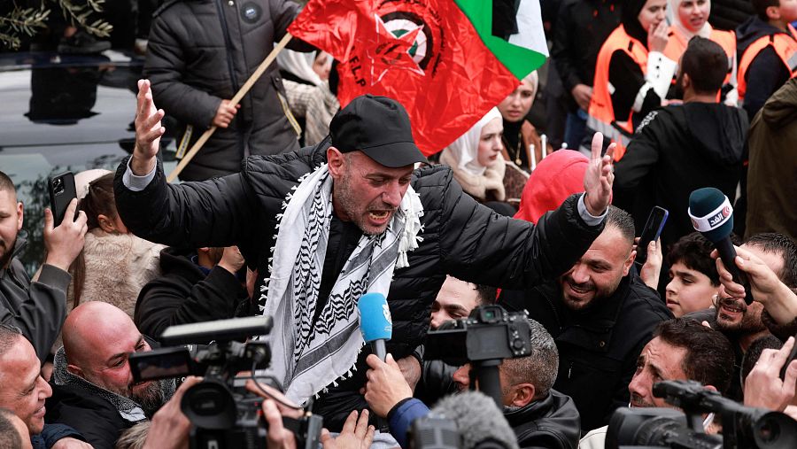 Un ex preso palestino liberado por Israel es aclamado por una multitud tras bajar de un autobús en Ramala