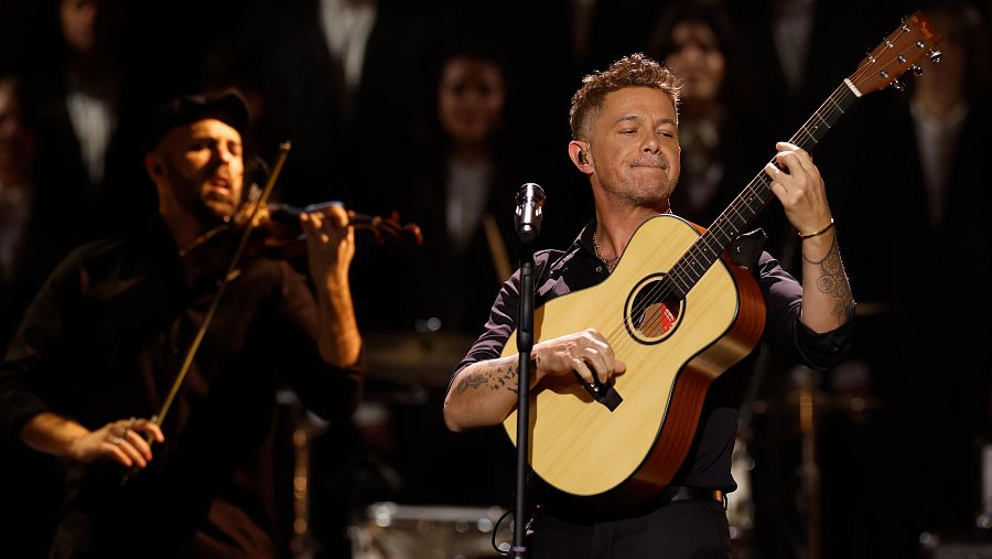 Alejandro Sanz brilla en la segunda actuación musical de la noche