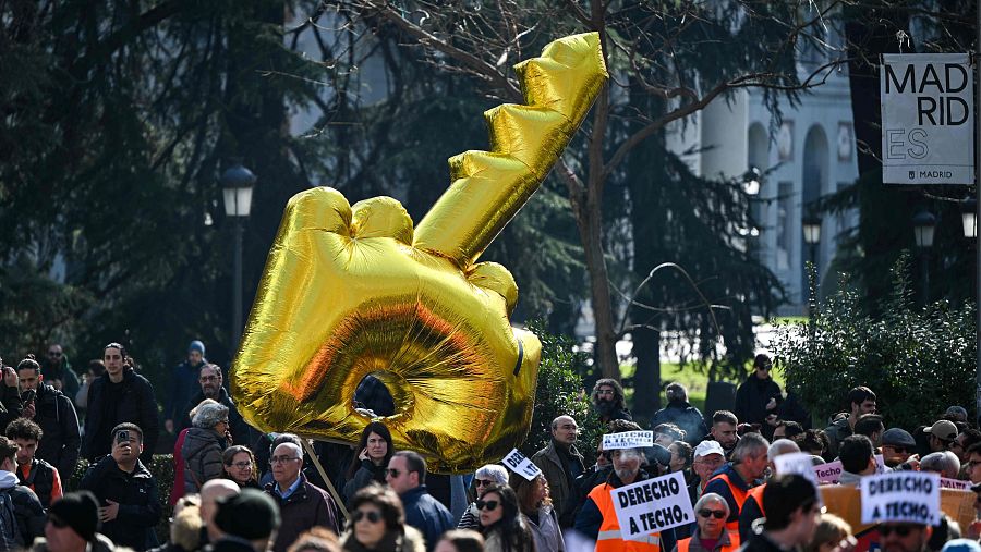 Manifestantes portan un globo gigante en forma de llave durante la manifestación para exigir viviendas más asequibles
