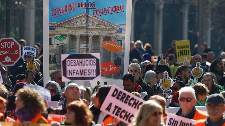 Distintas pancartas durante la marcha en Madrid para reclamar una vivienda digna y sostenible