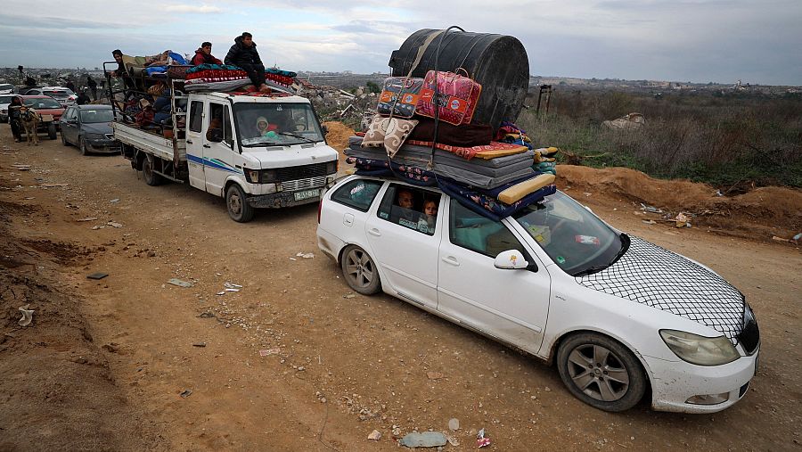 Palestinos esperan para cruzar un puesto de control gestionado por contratistas de seguridad estadounidenses y egipcios