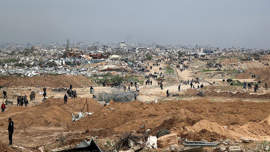 Los palestinos se abren paso tras la retirada de las fuerzas israelíes del Corredor de Netzarim