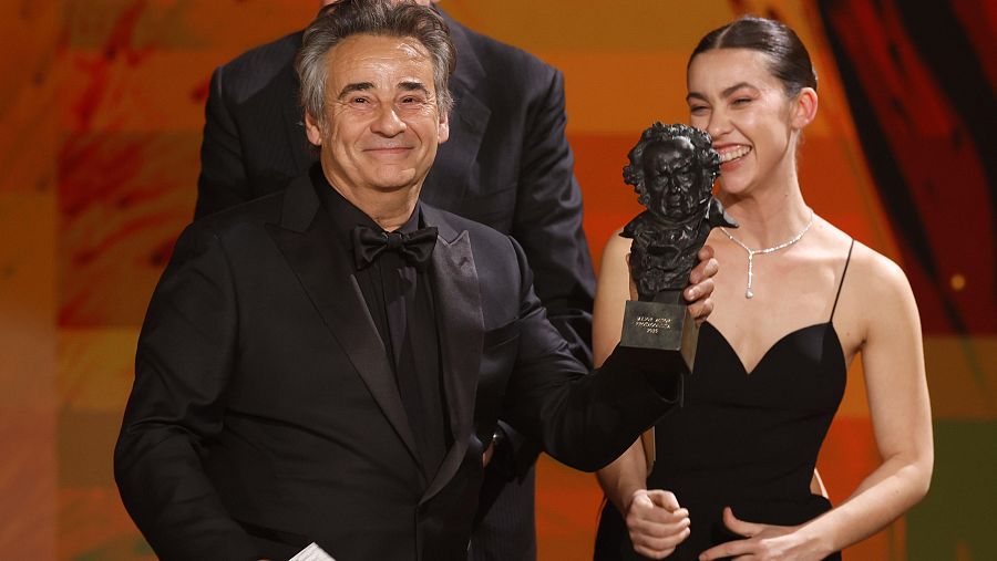 Greta Fernández le da el Goya a su padre Eduard.