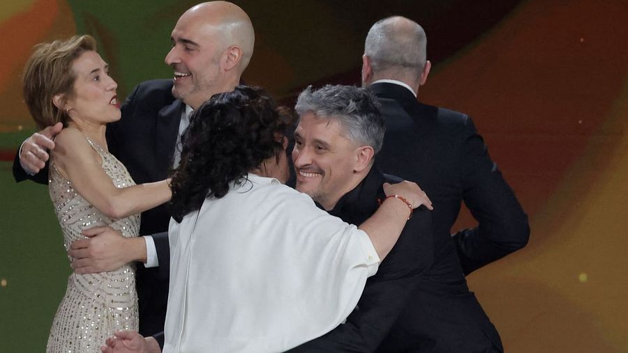 Arantxa Echevarría y Marcel Barrena, directores de 'La infiltrada' y 'El 47', se abrazan en el escenario de los Goya.