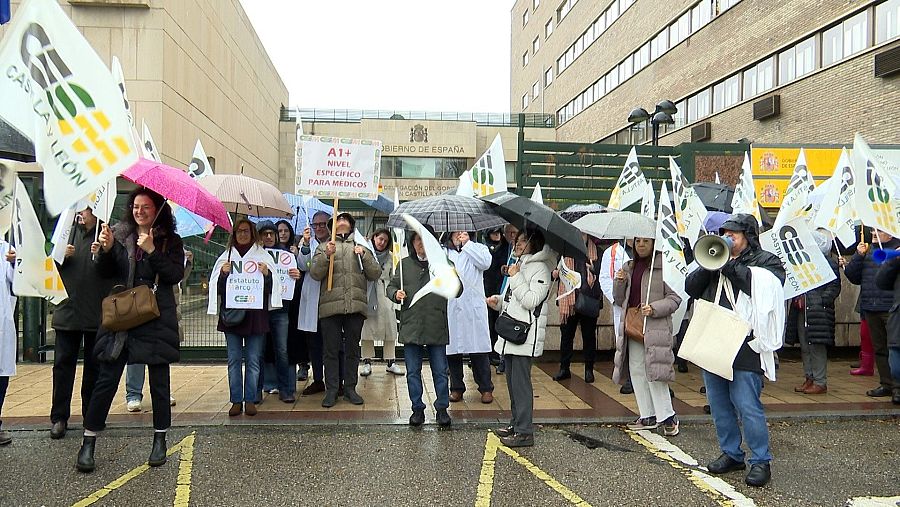 Más de medio centenar de médicos concentrados en Valladolid en contra del Estatuto de Sanidad