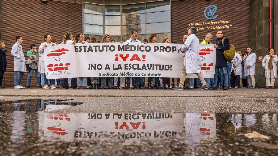 Más de 200 médicos de Cantabria secundan la protesta frente al borrador del Estatuto Marco de Sanidad