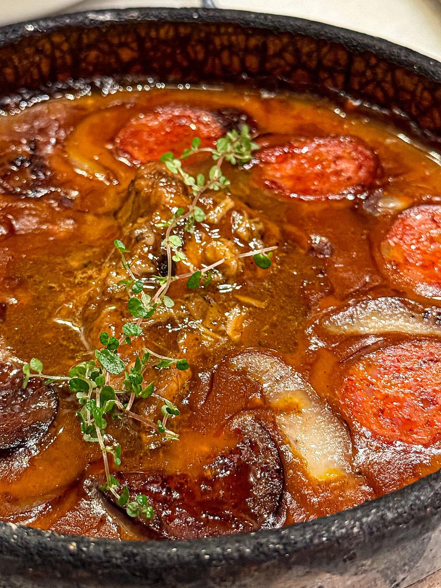 Alubias Rojas de Tolosa a la brasa con sus sacramentos, Casa Mortero