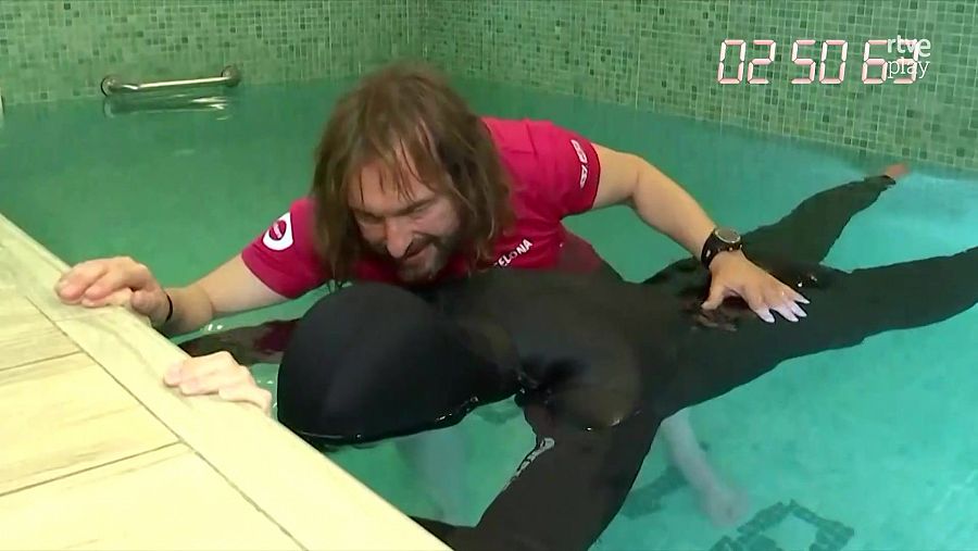 A l'apnea estàtica, l'ajuda de l'instructor és clau per completar l'experiència amb èxit.