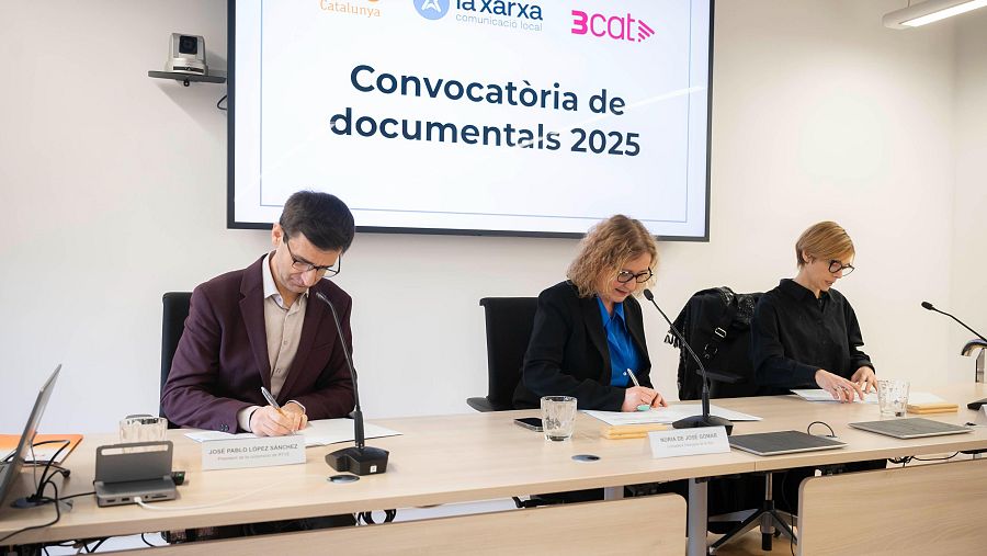 Jose Pablo López, Núria de José i Rosa Romà signant l'acord.