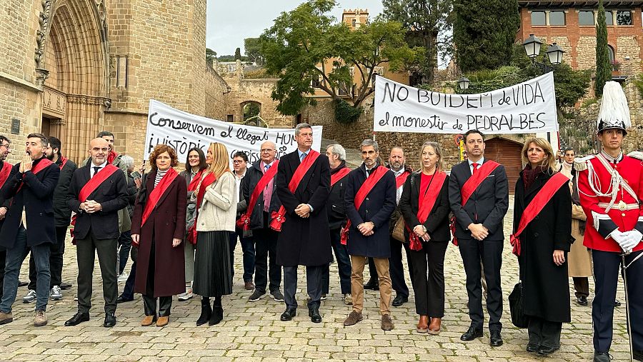 Manifestación en Barcelona para conservar el legado histórico y humano de las clarisas en el Monasterio de Pedralbes.  Se muestran pancartas con lemas en catalán reclamando la preservación de la comunidad monástica.