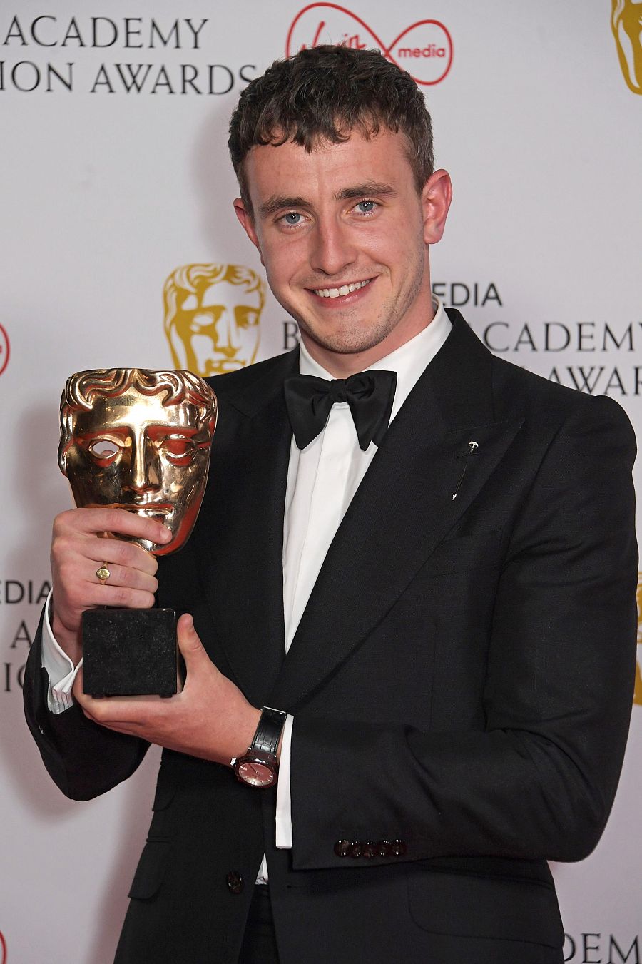 Paul Mescal y su premio BAFTA por 'Normal People'