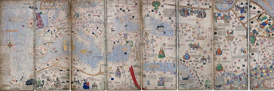 Mapa histórico del siglo XIV con múltiples paneles, mostrando masas de agua, tierras con ciudades y ríos, figuras humanas y animales, y rutas marítimas.