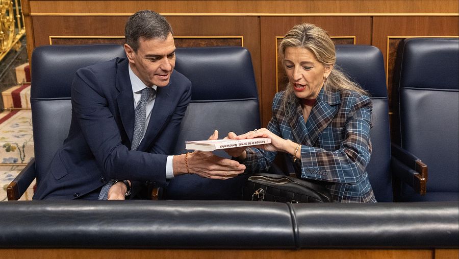 Pedro Sánchez y Yolanda Díaz comparten un libro antes de iniciar la sesión de control al Gobierno este miércoles.