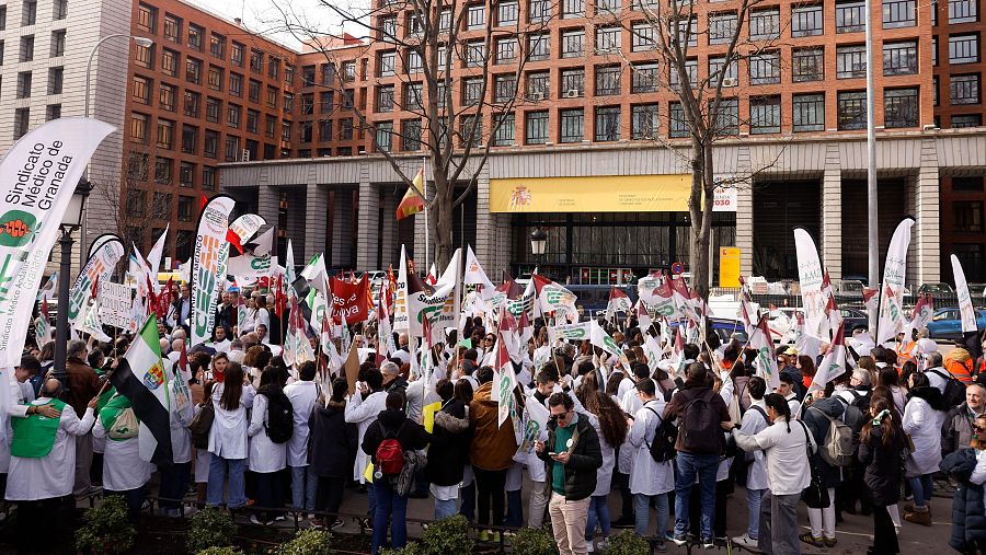 Los sindicatos médicos se han manifestado ante Sanidad para exigir un estatuto propio