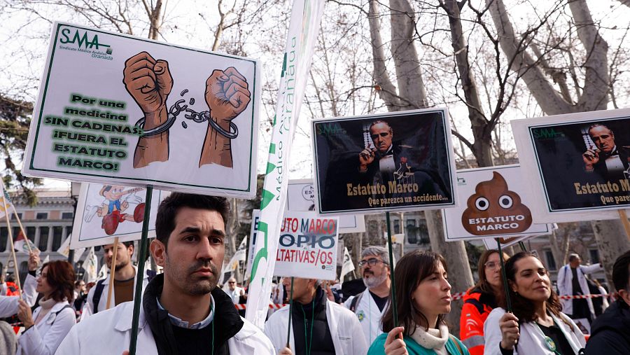 Los sindicatos médicos se han manifestado ante Sanidad para exigir un estatuto propio