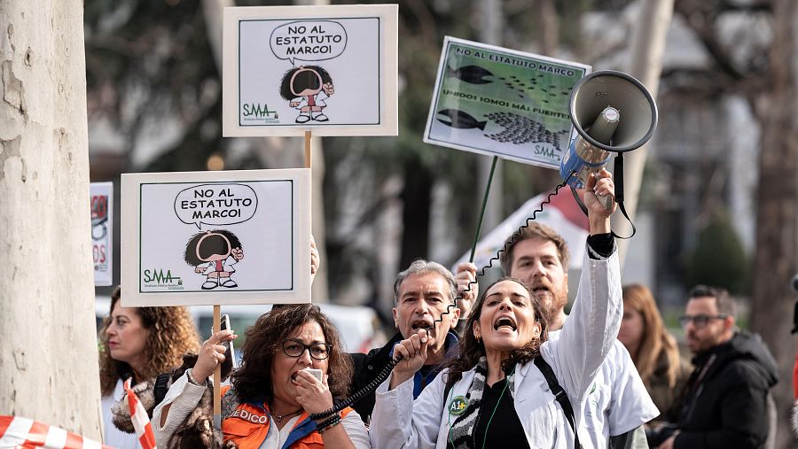 Los sindicatos médicos se han manifestado ante Sanidad para exigir un estatuto propio