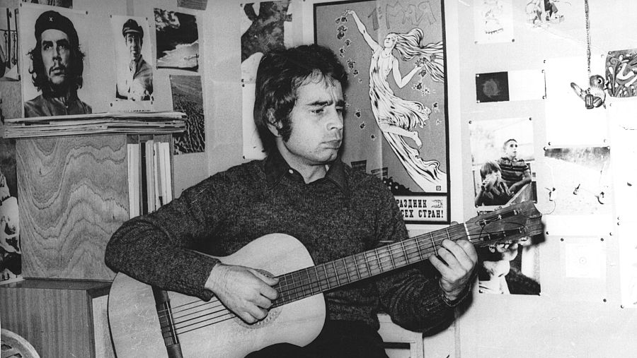 Ovidi Montllor tocant la guitarra