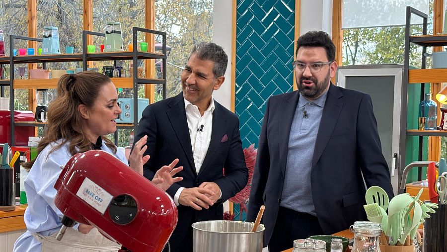 Carmen Morales comenta su receta con el jurado