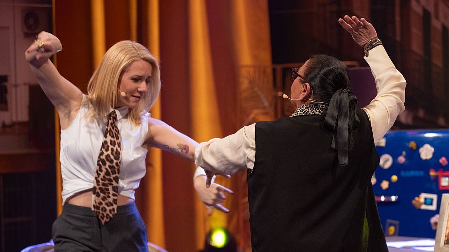 María del Monte bailando sevillanas con Henar Álvarez