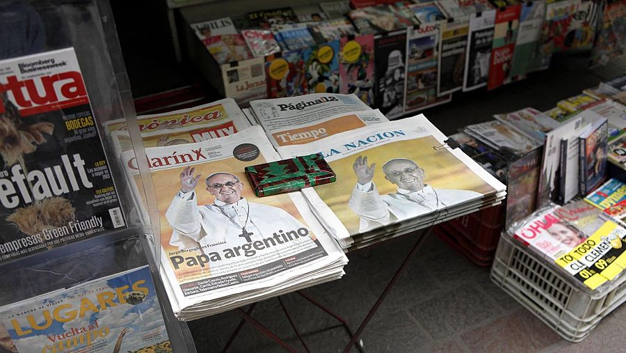 Diarios argentinos del 13 de marzo de 2013 muestran en portada a Jorge Mario Bergoglio, electo como nuevo Papa de la Iglesia Católica en la capilla Sixtina del Vaticano