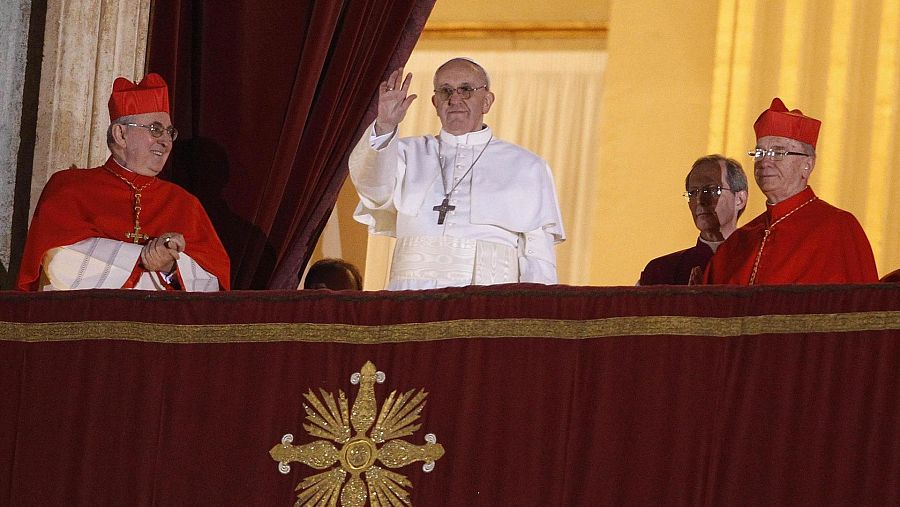 El papa Francisco  se dirige a miles de peregrinos reunidos en la Plaza de San Pedro, en El Vaticano, tras de ser elegido nuevo pontífice.