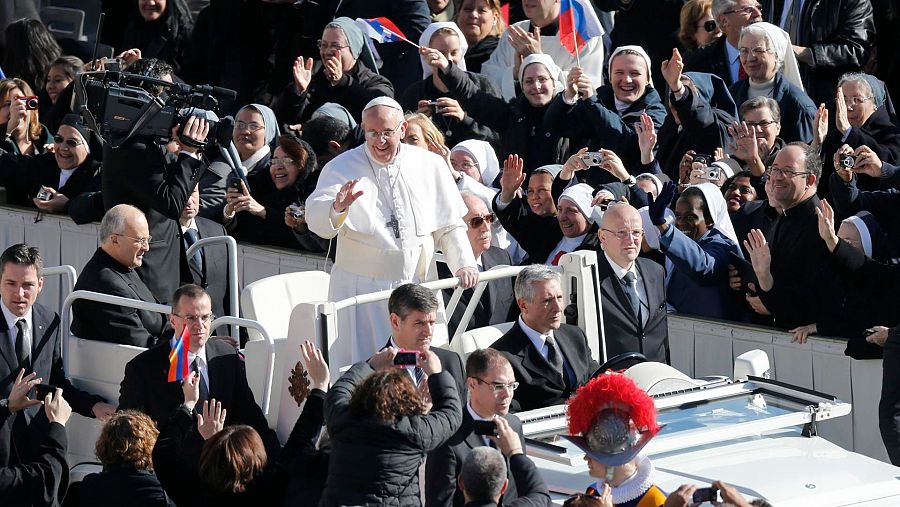 El papa Francisco recorre en vehículo descapotable la plaza de San Pedro durante la misa solemne de inicio de su pontificado.
