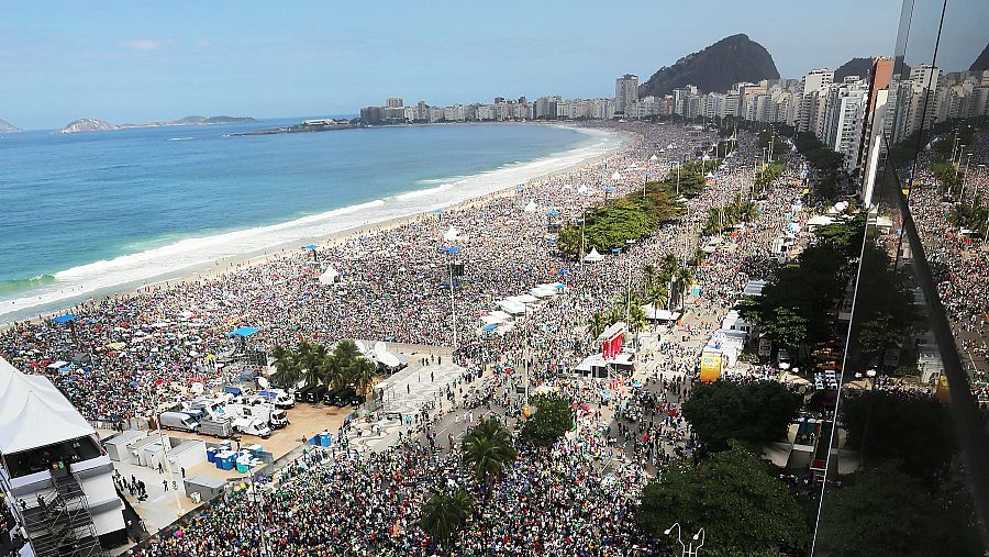 Una multitud se reúne en la playa de Copacabana durante la misa final del Papa Francisco en su viaje a Brasil el 28 de julio de 2013 en Río de Janeiro, Brasil.