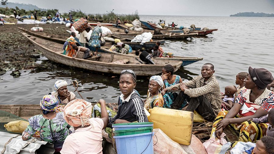 Desplazados internos en piraguas después de abandonar un campamento en Bulengo, Kivu Norte (RDC)