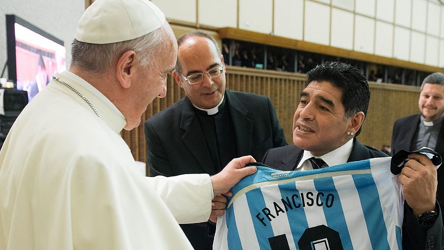 Antes del primer partido interreligioso por la paz, celebrado el 1 de septiembre de 2014 en Roma en el Estadio Olímpico, el Papa Francisco, iniciador del evento, recibió una camiseta firmada por Diego Maradona en el Aula Magna Pablo VI del Vaticano.