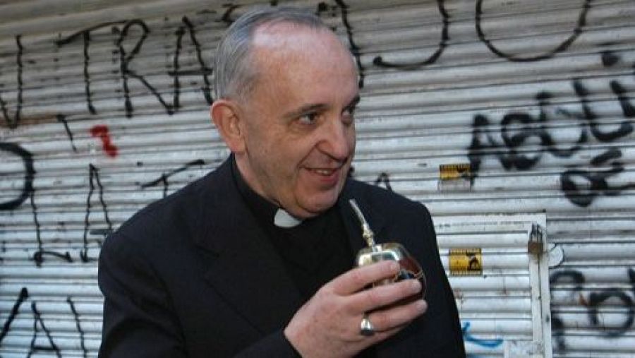El papa Francisco en 2008 bebiendo mate cuando aún era cardenal