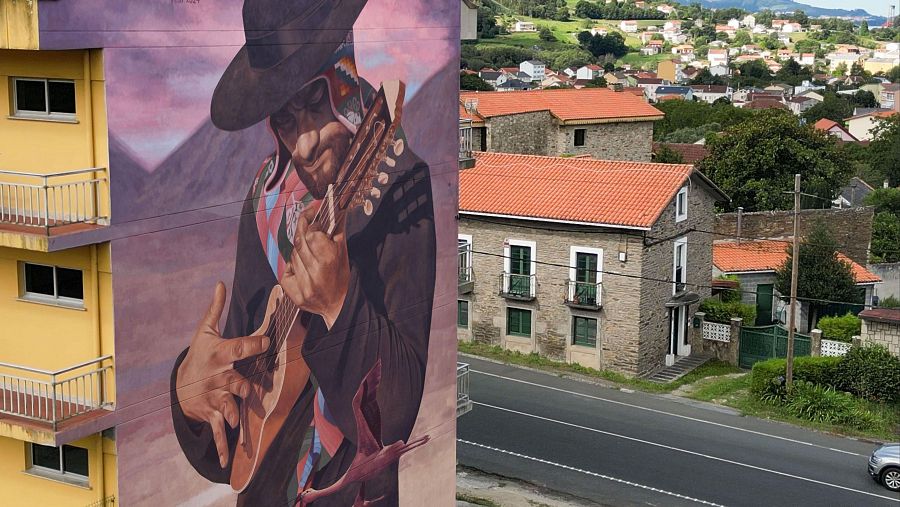 Mural 'O charanguista andino' del artista chileno Cristóbal Persona.