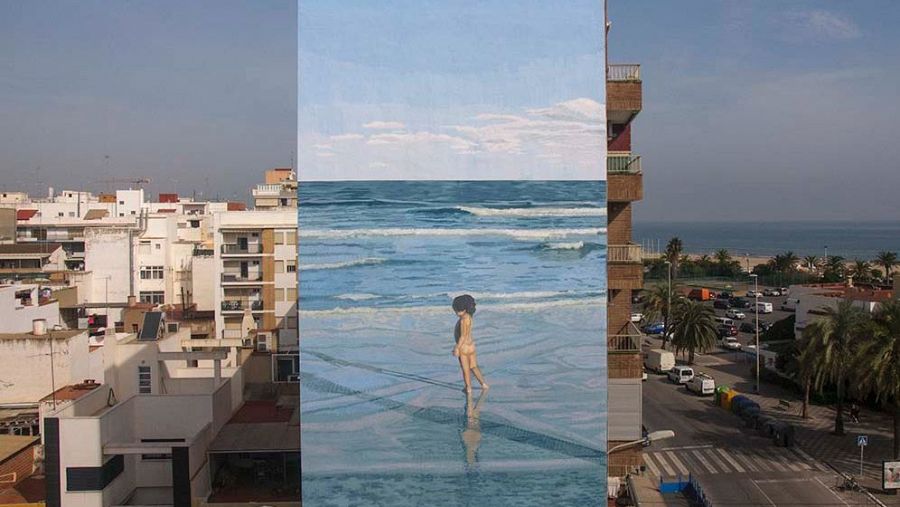 Mural 'Playa' realizado por Dúo Amazonas en el festival Mès Q Murs' de Puerto de Sagunto, Valencia