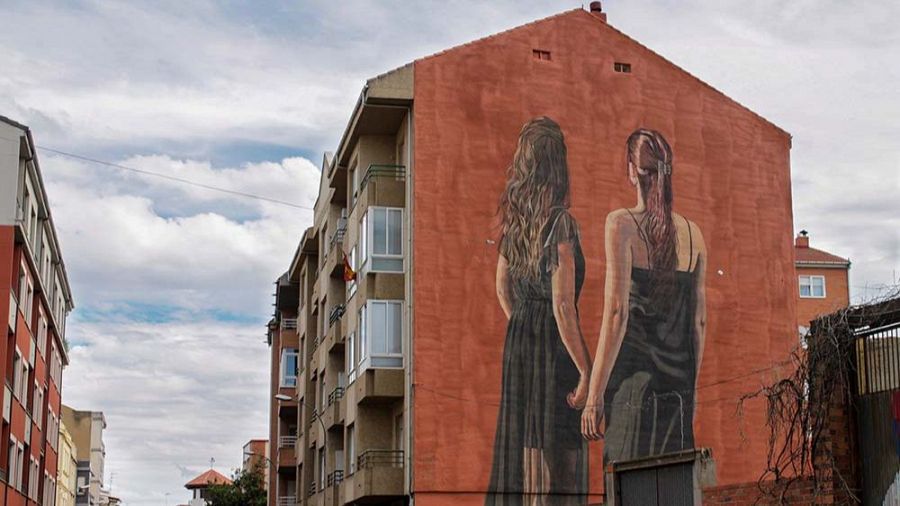 Mural 'Juntas', realizado por Dúo Amazonas en el festival ArtAeroRap de La Bañeza, León