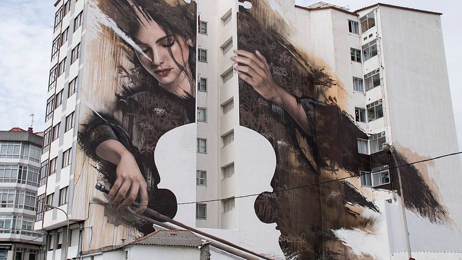 Mural 'Una violenchista' de Sfhir situado en la localidad gallega de Fene