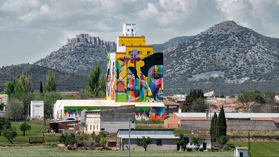 Silo pintado por Okuda San Miguel en Ciudad Real