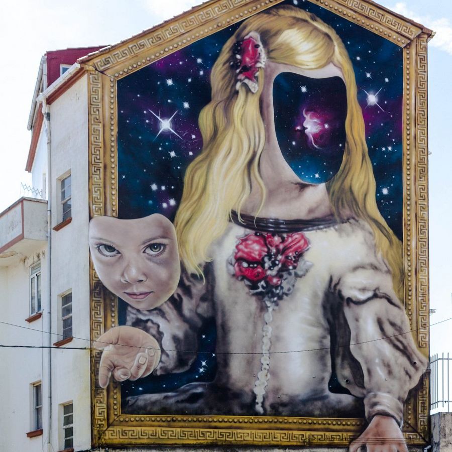 Mural de una menina realizado por el artista urbano Sfhir