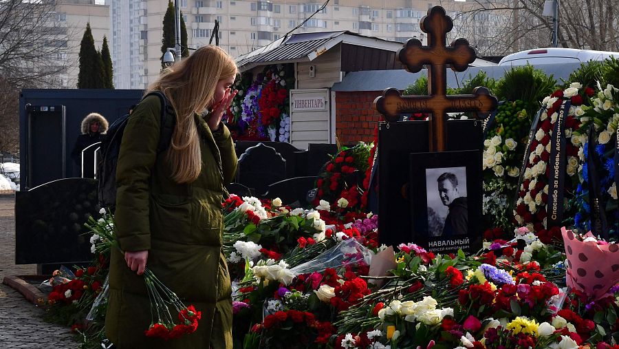 Un doliente visita la tumba del líder opositor ruso Alexéi Navalni