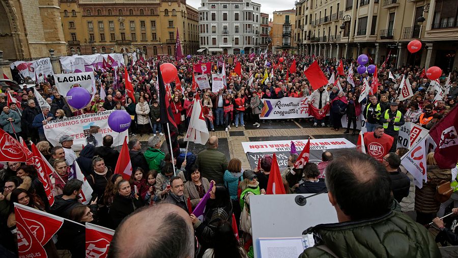 Miles de personas se manifiestan por el futuro de la provincia de León
