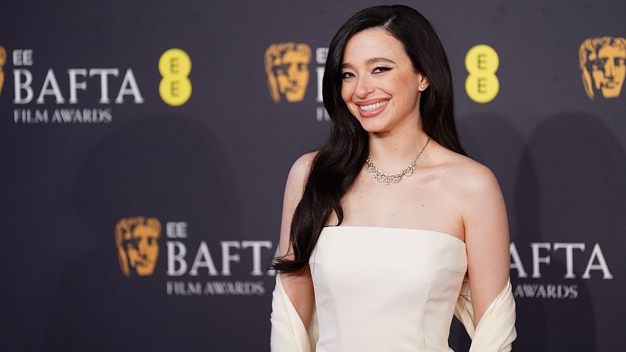 Mikey Madison posa en la alfombra roja de los Bafta 2025