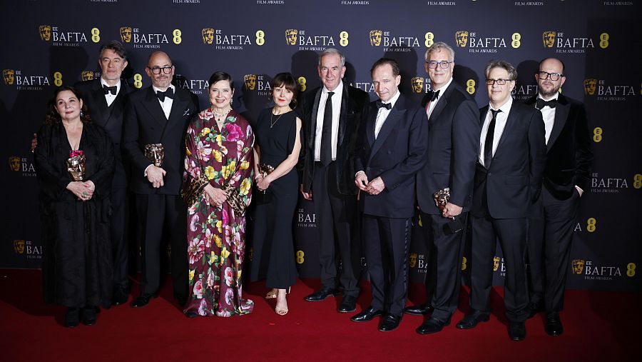 El equipo de 'Cónclave' tras recibir el Bafta a mejor película