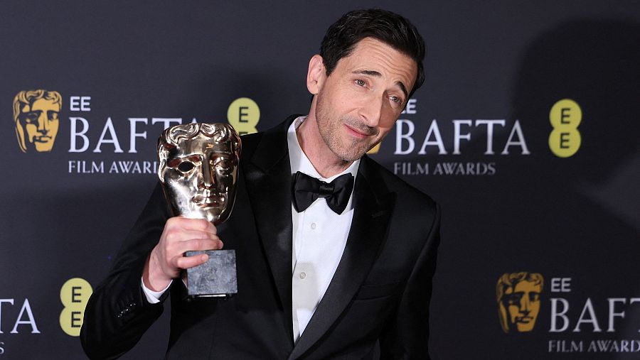 Adrien Brody posa con la máscara de oro a mejor actor protagonista