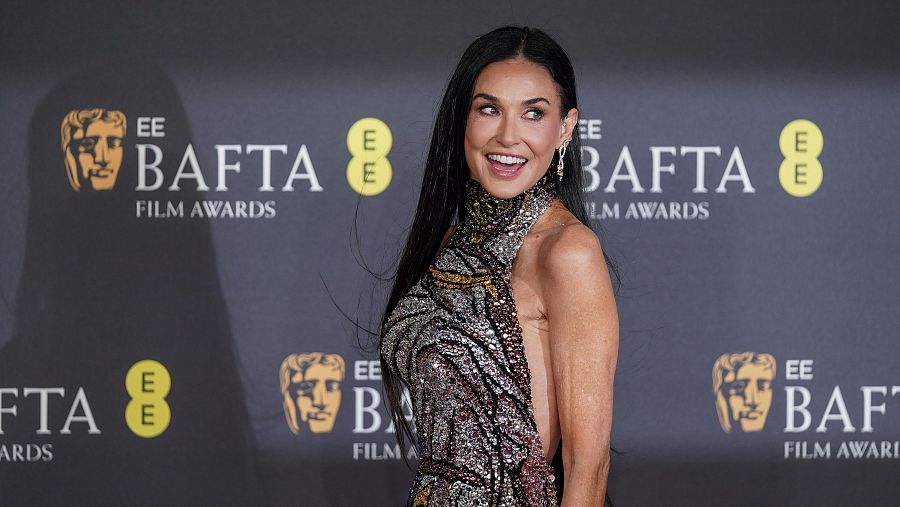 La actriz Demi Moore en la alfombra roja de los Bafta 2025