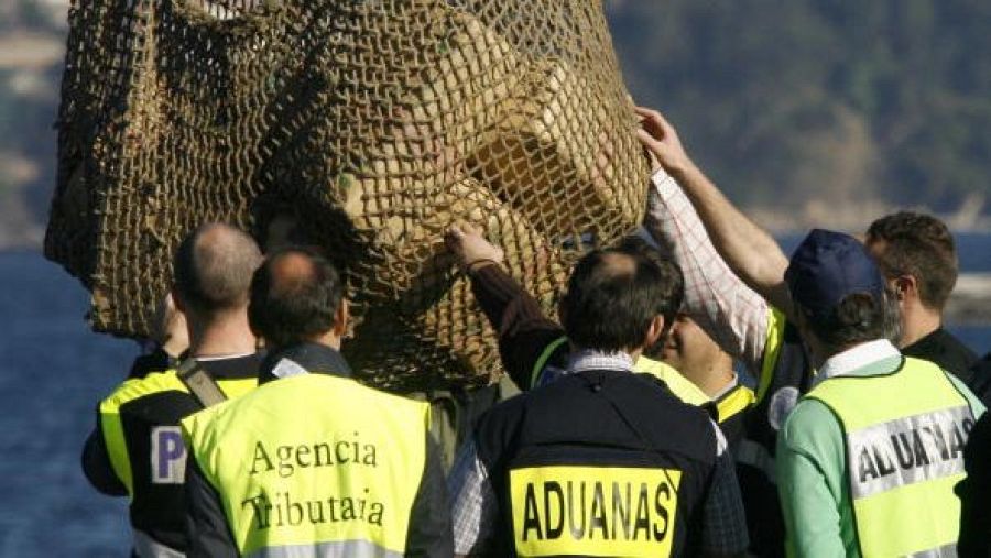 Las autoridades trasladan varios de los 120 paquetes de hachís confiscados en 2007 en el puerto de Vigo