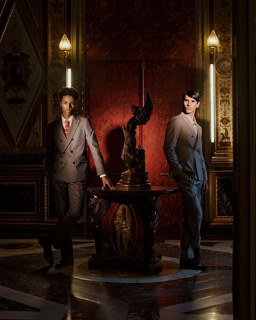 Dos modelos posan con la nueva colección de García Madrid en Madrid es Moda